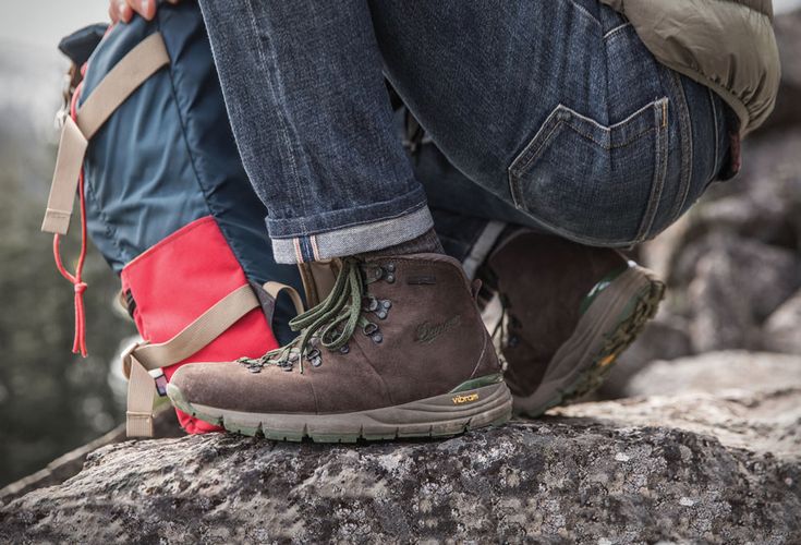Why do Hiking shoes serve your hiking purpose better than casual sports shoes 